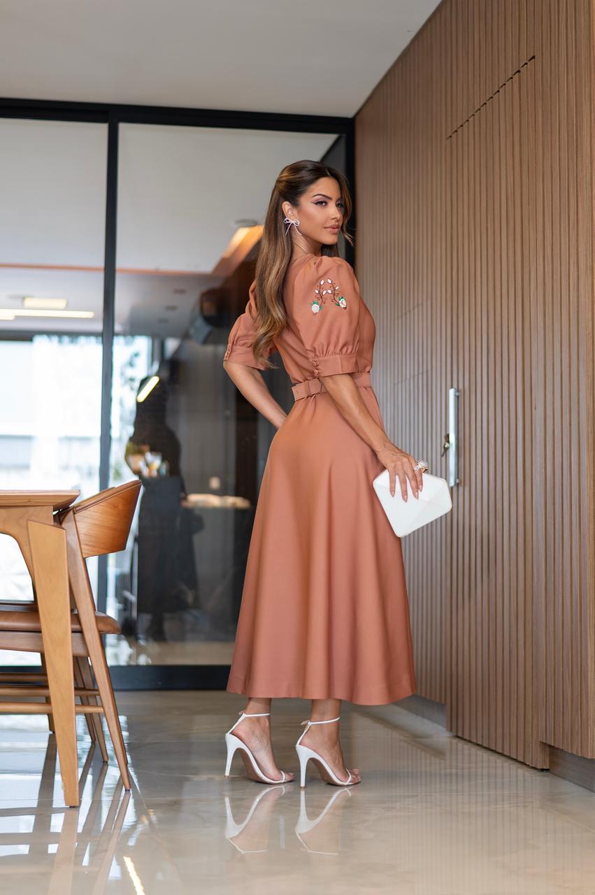 Vestido confeccionado em alfaiataria,ótimo caimento. Possui modelagem midi, unindo elegância e praticidade.