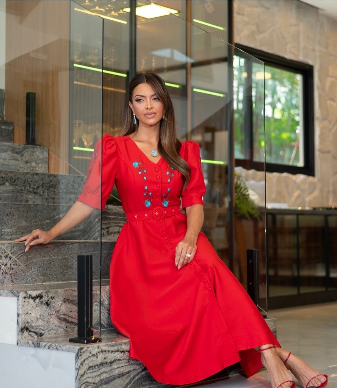 Vestido confeccionado em alfaiataria,ótimo caimento. Possui modelagem midi, unindo elegância e praticidade.