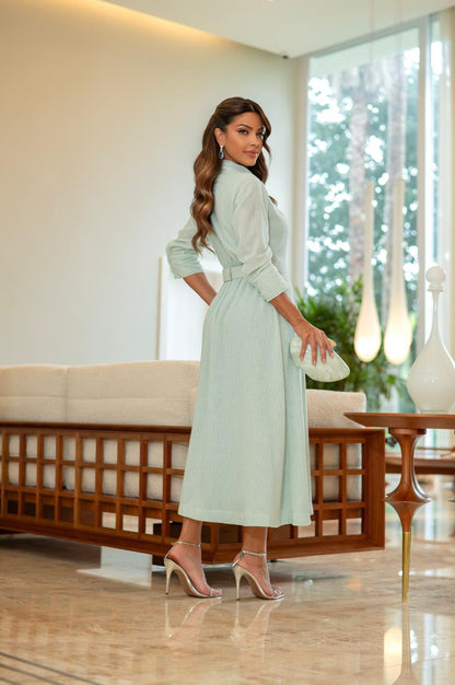 Vestido elegante e delicado, confeccionado em tecido 100% poliéster, leve, fluido e confortável