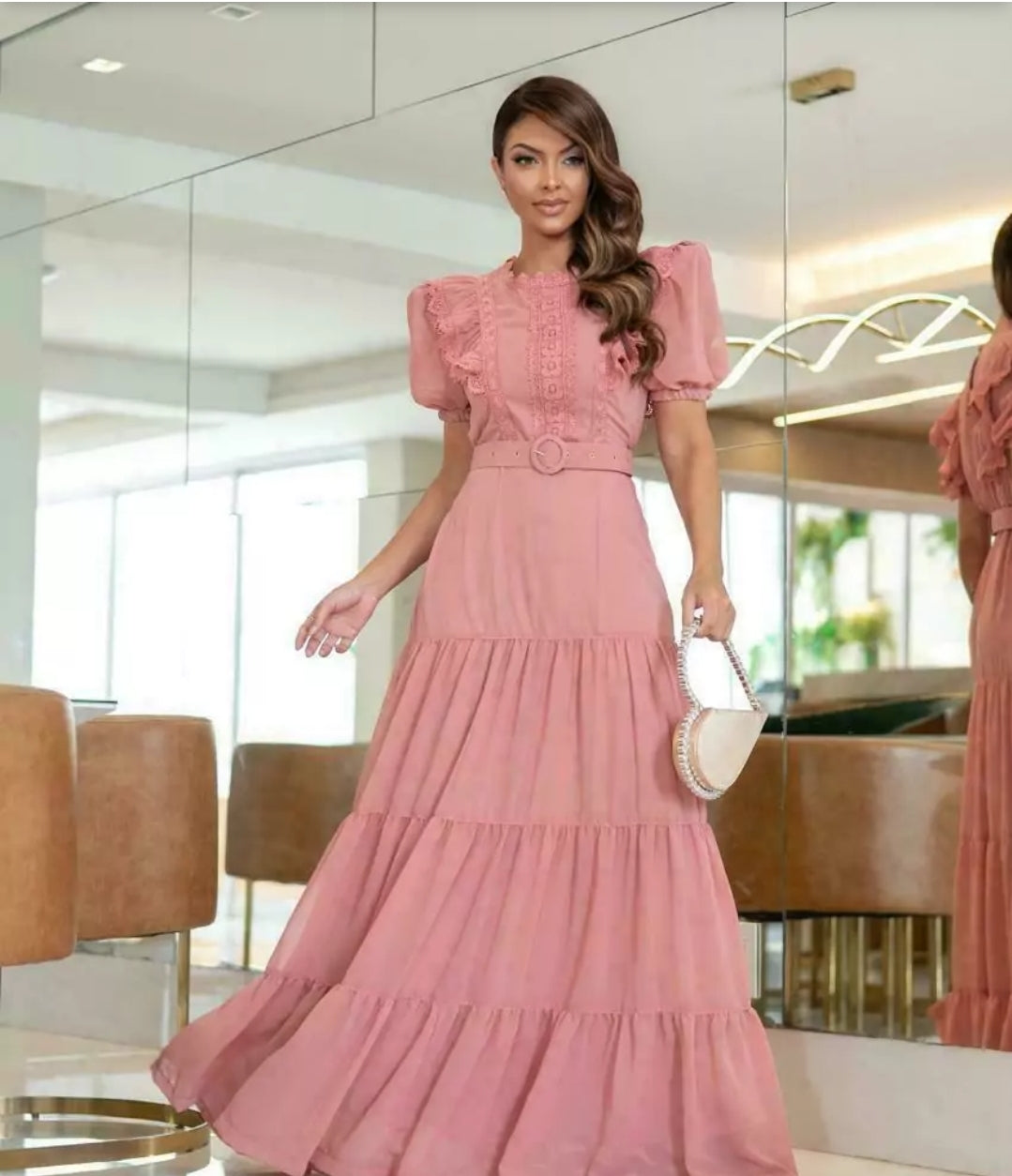 Vestido Longo em Musseline ✨ Confeccionado em musseline leve e fluida, este vestido longo