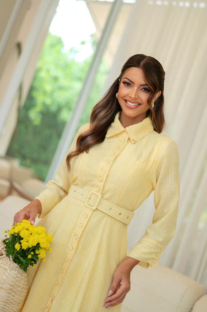 Vestido elegante e delicado, confeccionado em tecido 100% poliéster, leve, fluido e confortável