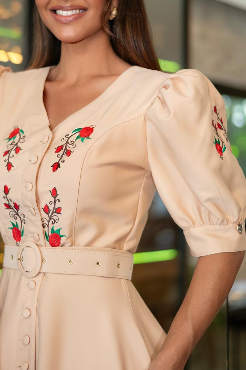 Vestido confeccionado em alfaiataria,ótimo caimento. Possui modelagem midi, unindo elegância e praticidade.