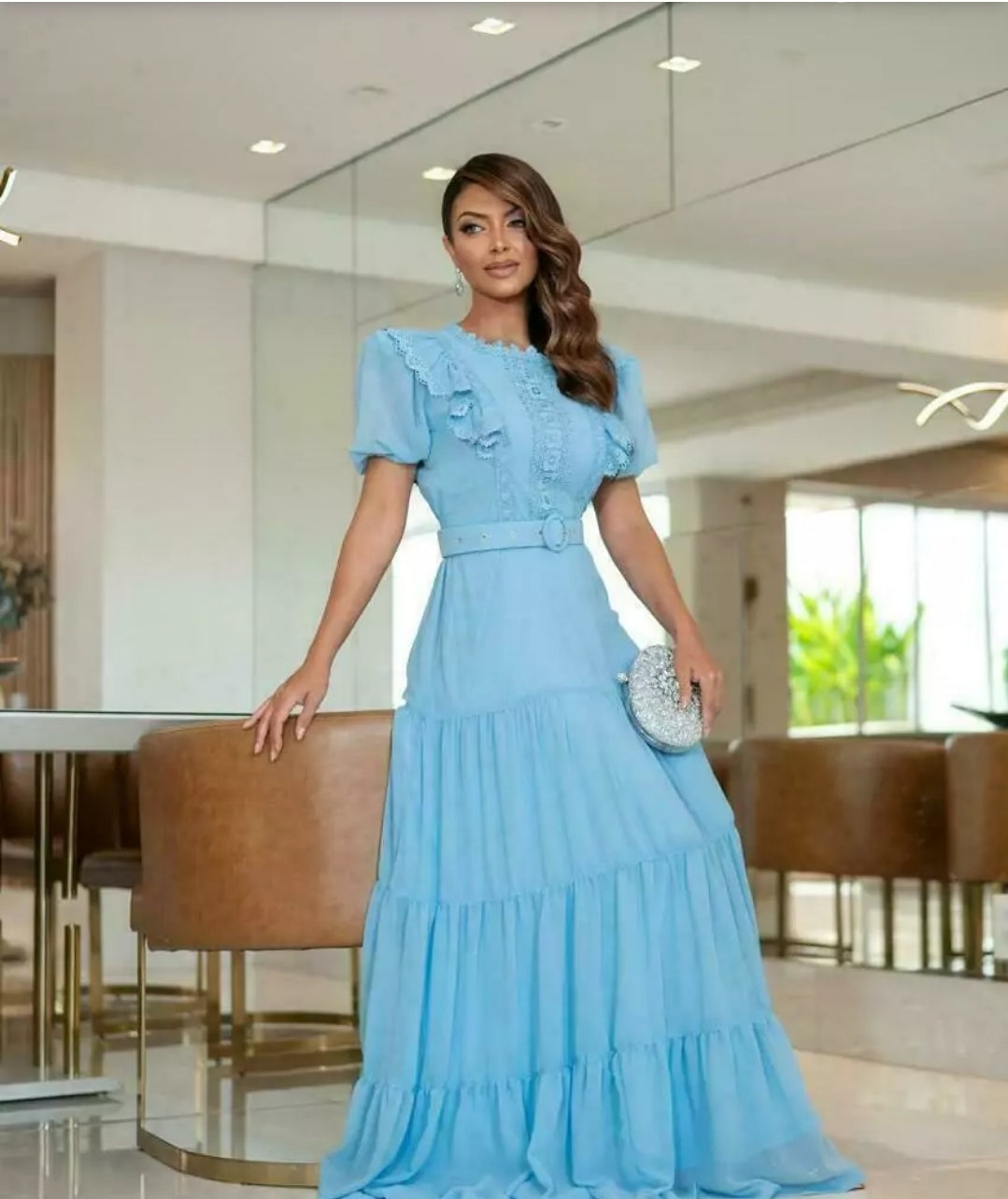 Vestido Longo em Musseline ✨ Confeccionado em musseline leve e fluida, este vestido longo