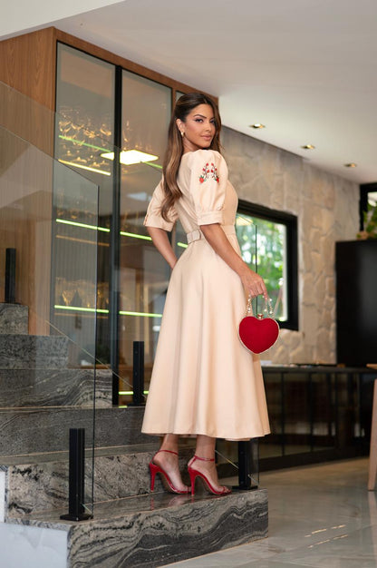 Vestido confeccionado em alfaiataria,ótimo caimento. Possui modelagem midi, unindo elegância e praticidade.