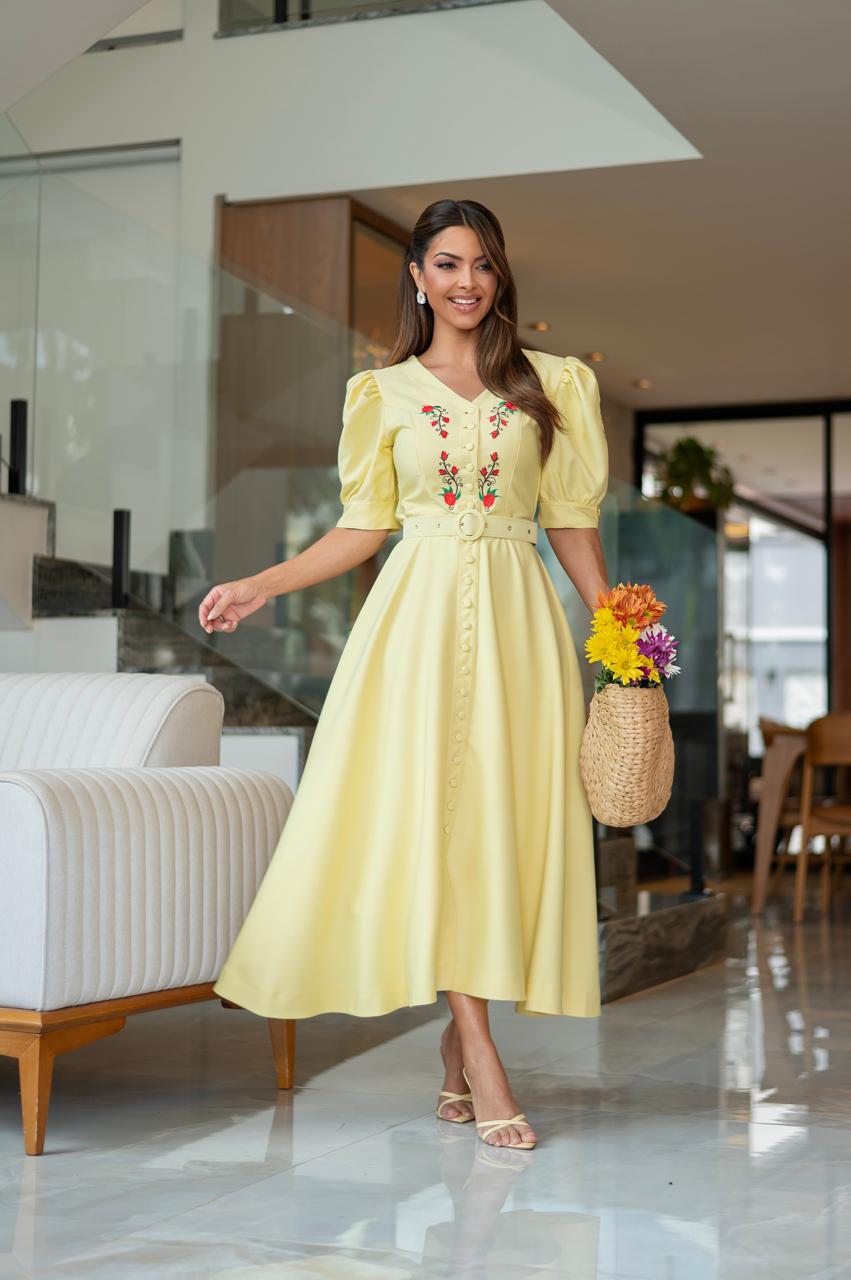 Vestido confeccionado em alfaiataria,ótimo caimento. Possui modelagem midi, unindo elegância e praticidade.